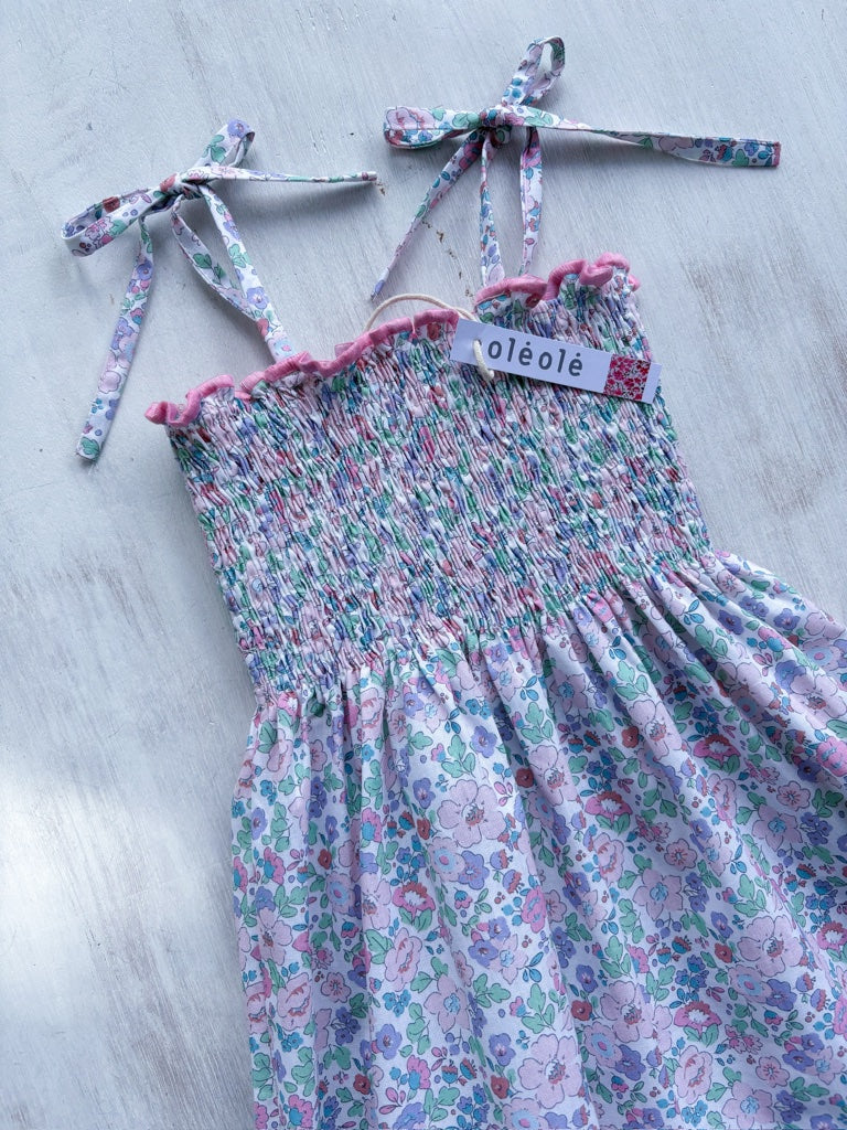 Vestido arruchado flores grandes tipo liberty rosadas