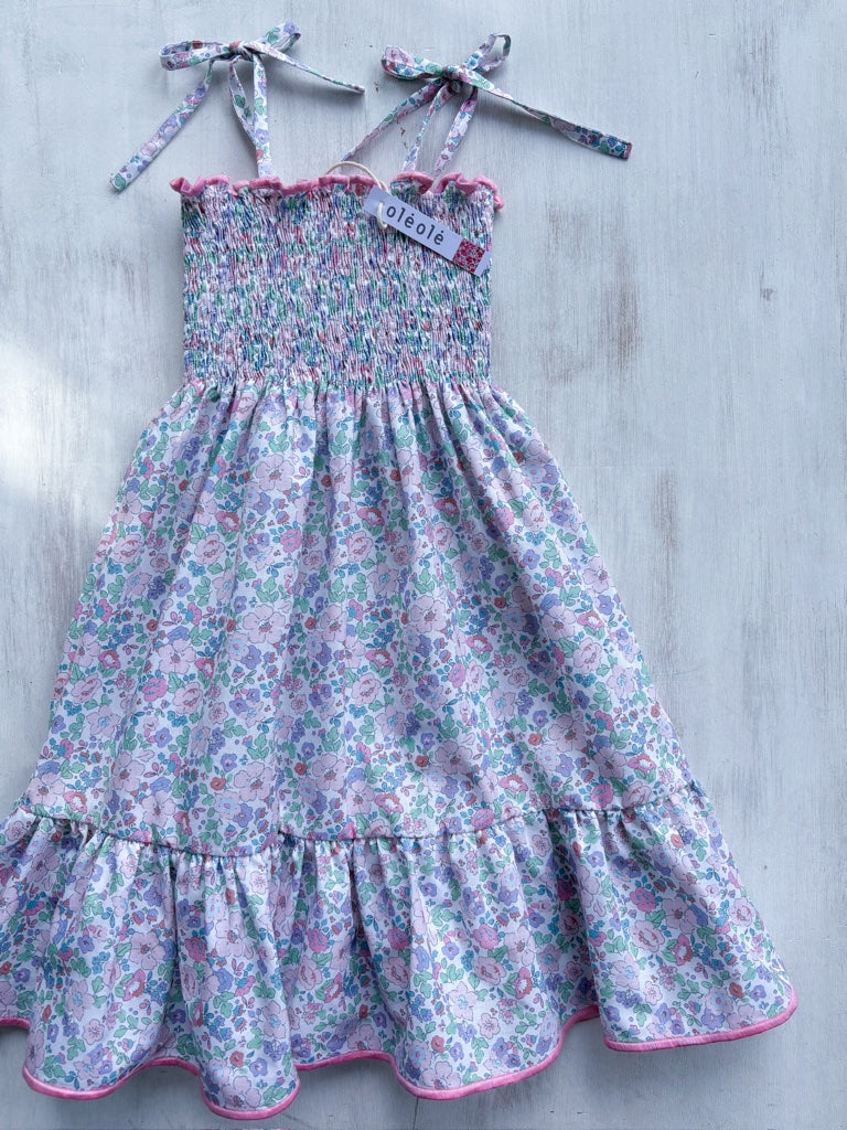 Vestido arruchado flores grandes tipo liberty rosadas