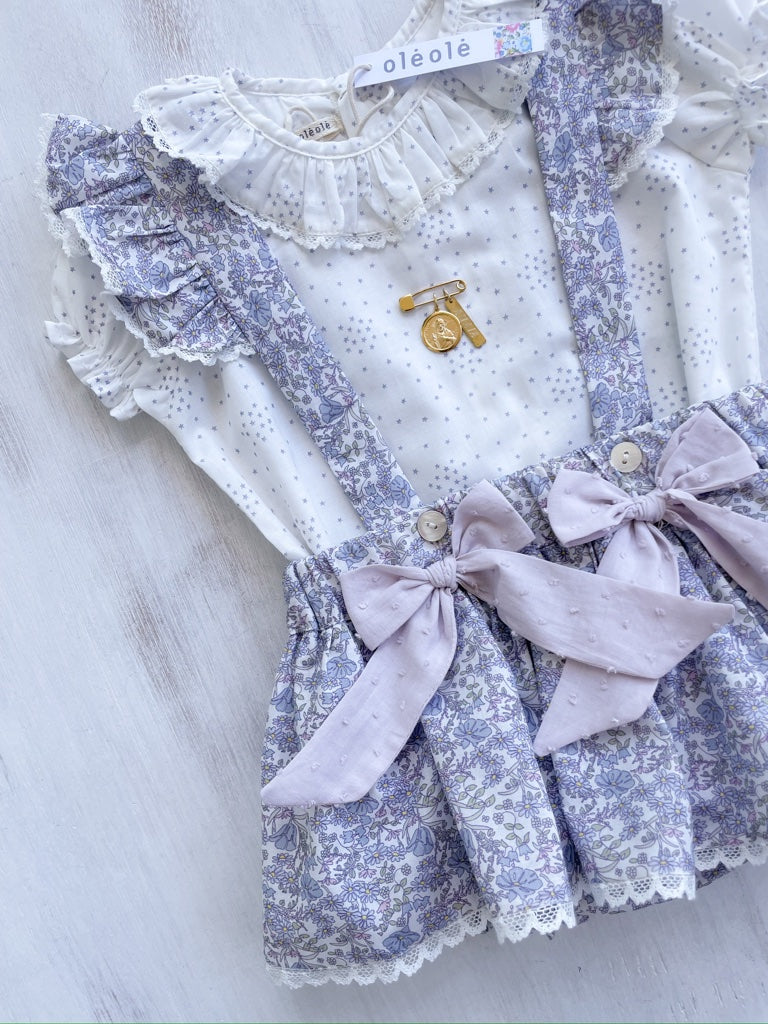 Conjunto falda morada c/ lazos y camisa estrellitas azul medio